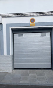 Puerta seccional color gris