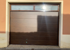 Puerta seccional color madera con cristal traslucido