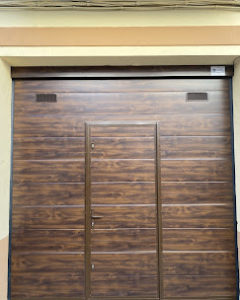 Puerta seccional color madera oscura